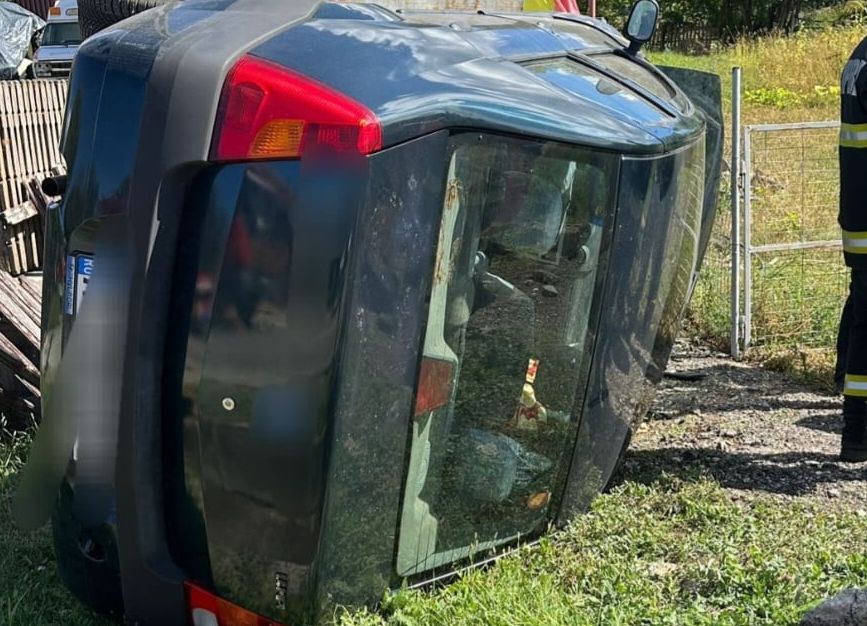 ACUM! Accident GRAV în Argeș! Un Logan s-a RĂSTURNAT