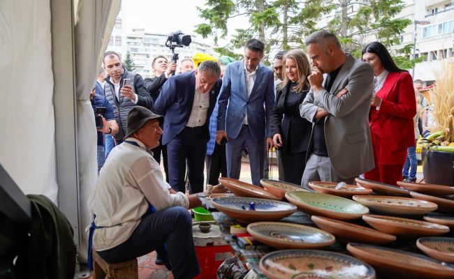 Ministrul Agriculturii s-a întâlnit cu producătorii argeșeni la “Toamna Piteșteană”!