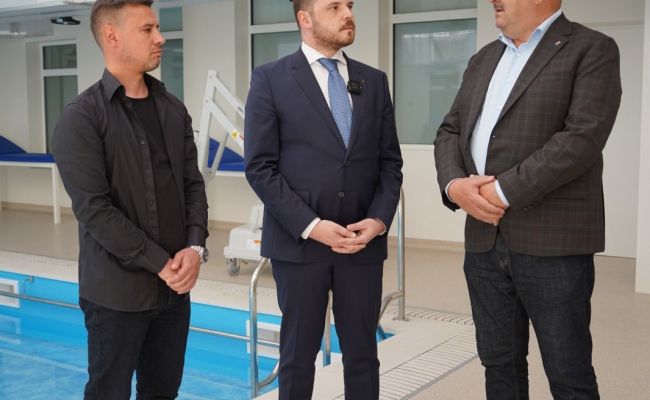 Secretarul de stat al ministerului Sănătății, Alexandru Rogobete, alături de președintele Ion Mînînză în vizită de lucru la spitalele din Argeș. Va fi construit un Centru de Radioterapie la Pitești!