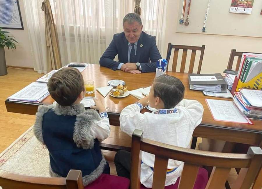 Doi elevi din Pitești, interviu cu primarul Cristian Gentea