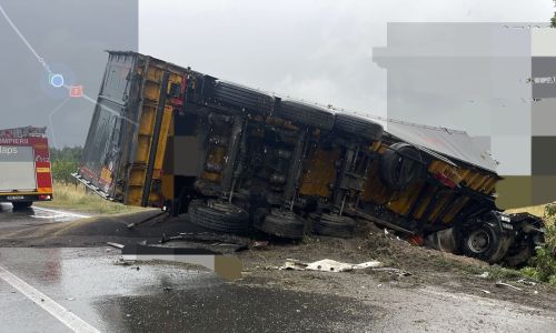 ACUM! Accident GRAV în Argeş! TIR răsturnat!
