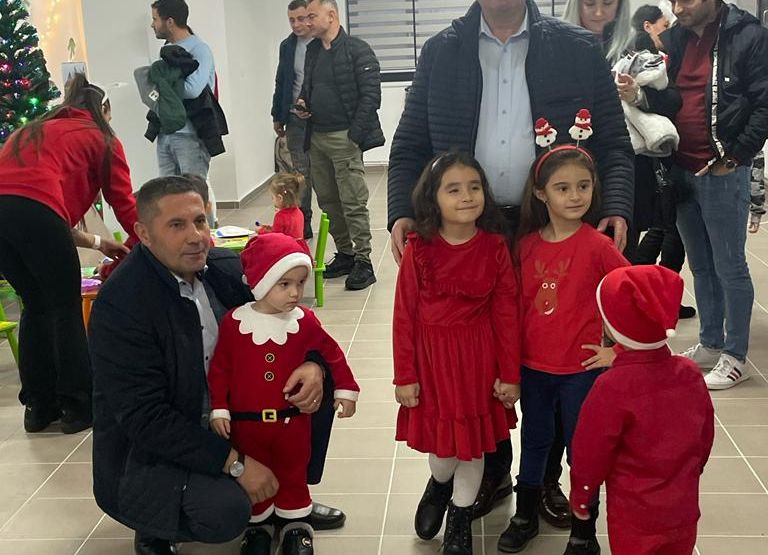 Primarul Dan Stroe, cadouri pentru copiii de la creşă