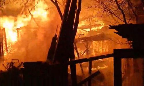 Azi-noapte, INCENDIU URIAȘ într-o GOSPODĂRIE din Argeș!
