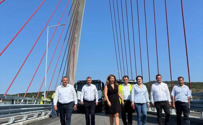 Podul cu cel mai înalt arc din România care leagă Mioveniul de Davidești, aproape de deschidere. Testele de rezistență, trecute cu brio!