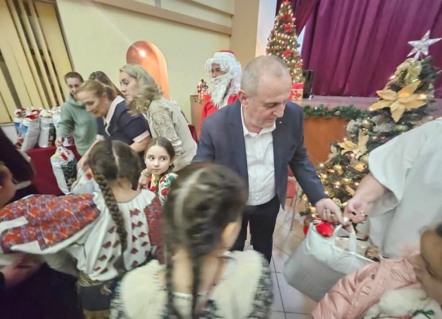 Moș Crăciun a oferit daruri copiilor din Ștefănești!