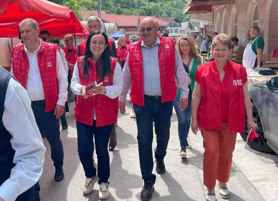 Ministrul Simona Bucura-Oprescu și președintele CJ Argeș Ion Mînzînă, împreună cu Dumitru Marian Boncoi în mijlocul rucărenilor! Faptele bune se fac în echipă!