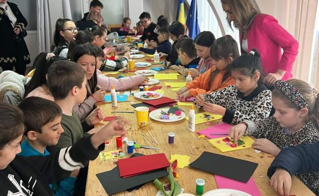 Momente superbe la Primăria Aninoasa! Elevii au realizat mărțișoare alături de primar