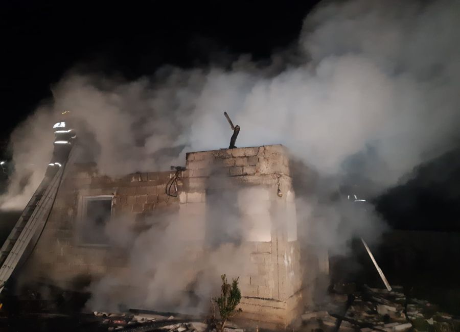 Argeşean REŢINUT după ce şi-a dat FOC la casă