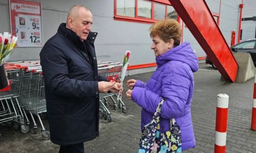 Primarul Nicolae Velcea a oferit mărțișoare doamnelor și domnișoarelor