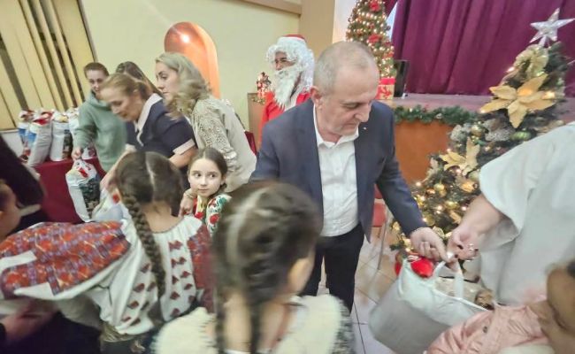 Moș Crăciun a oferit daruri copiilor din Ștefănești!
