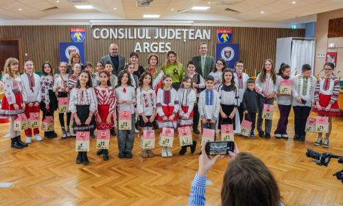 Colindele care au adus lumina Crăciunului la Consiliul Județean Argeș