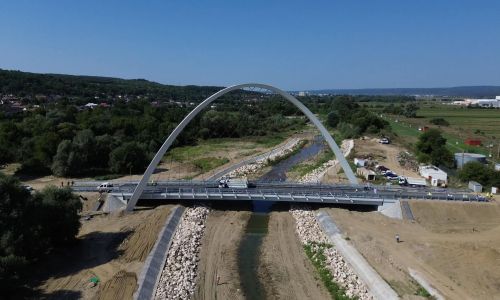 Podul cu cel mai înalt arc din România care leagă Mioveniul de Davidești, aproape de deschidere. Testele de rezistență, trecute cu brio!