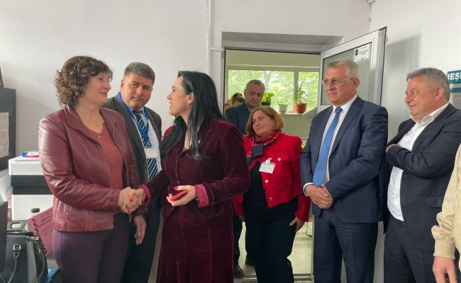 Ministrul Simona Bucura-Oprescu, președintele CJ Argeș Ion Mînzînă și primarul Cristian Gentea s-au întâlnit cu angajatorii și candidații de la Bursa Locurilor de Muncă de la Pitești! Argeșul se dezvoltă prin investiții majore care aduc locuri de muncă pl