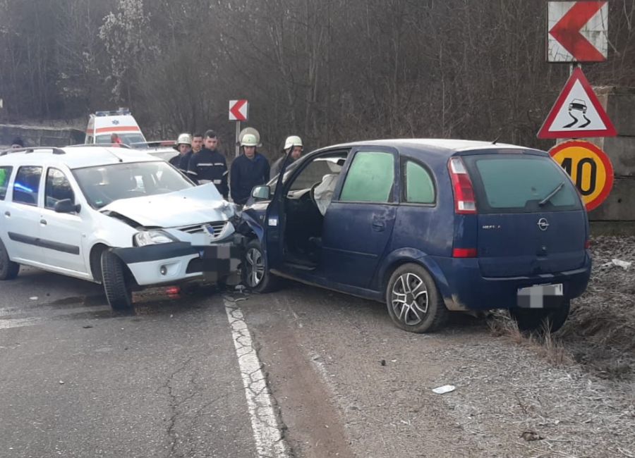 Accident cu două mașini în Argeș