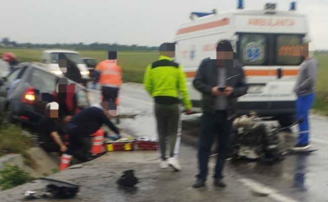 Accident GRAV în Argeş! O maşină s-a RĂSTURNAT
