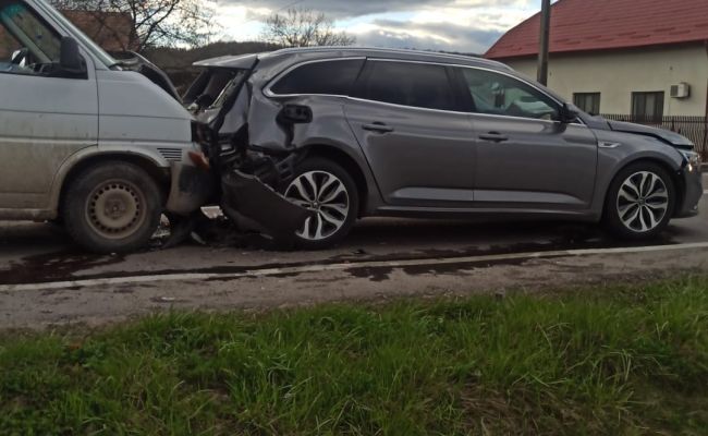 ACUM! Accident cu TREI MAȘINI în Argeș