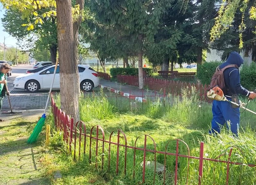 În Mioveni se lucrează la modernizarea spațiilor verzi