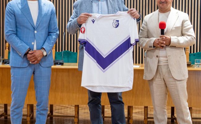 500 de tineri fotbaliști de la FC Argeș au primit echipamente noi de joc, printr-un proiect cofinanțat de Consiliul Județean Argeș