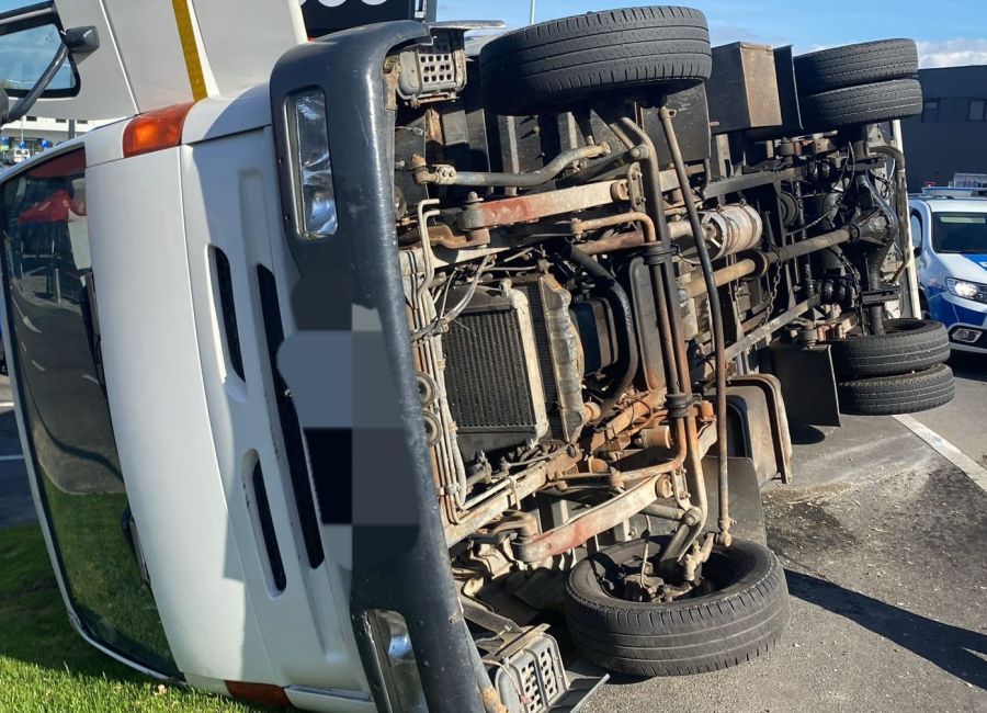 Accident SPECTACULOS în Pitești! Un camion s-a RĂSTURNAT