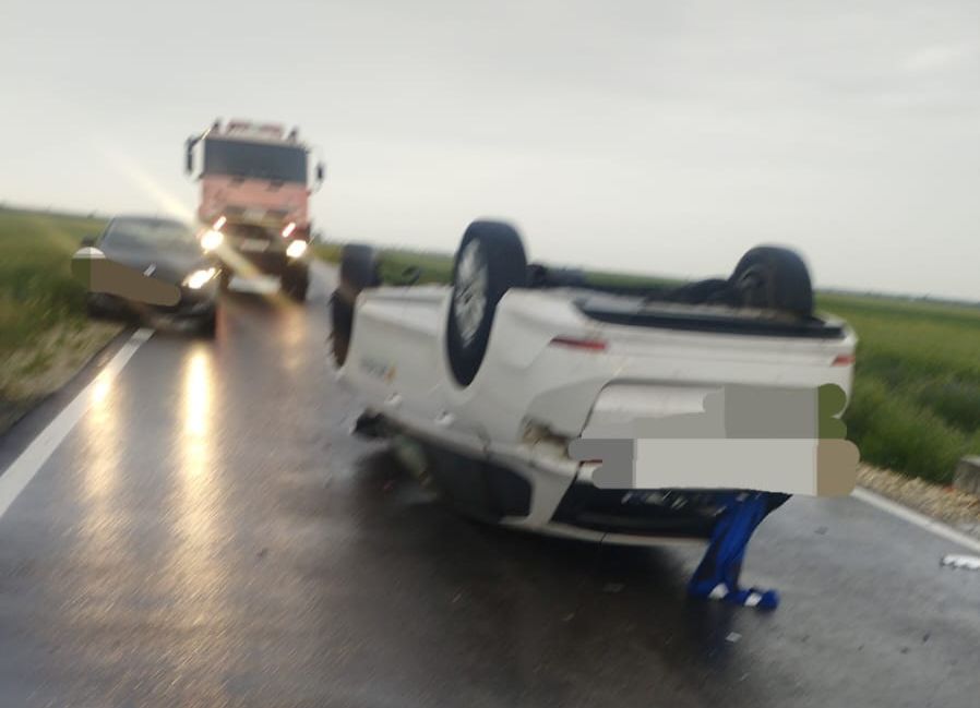Accident GRAV în Argeş! O maşină s-a RĂSTURNAT