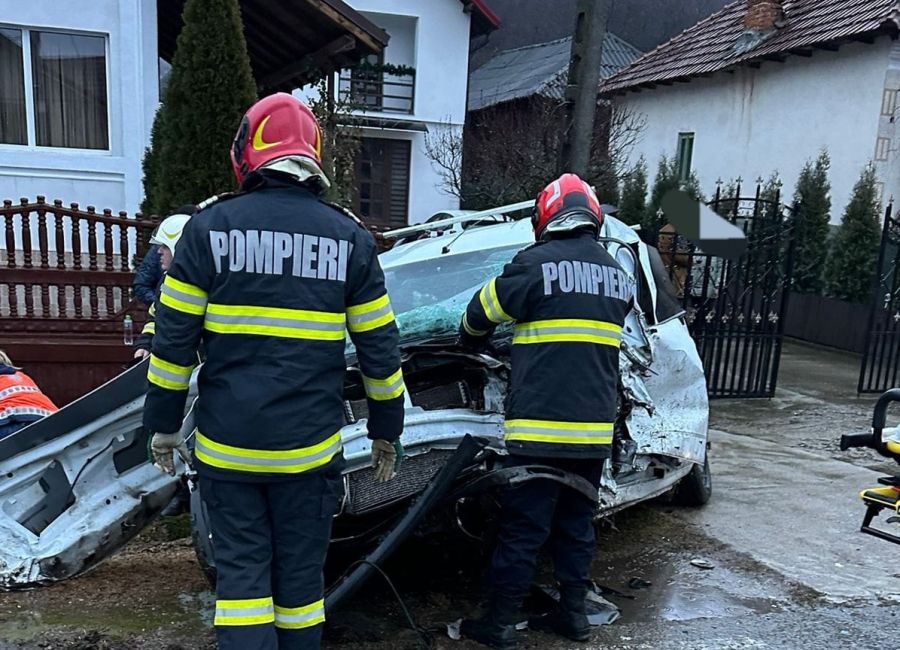 Accident GRAV în Argeș! A intrat cu mașina într-un cap de pod