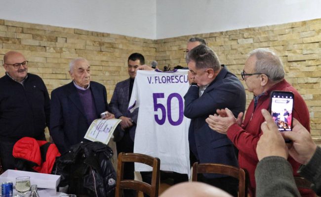Cristian Gentea și Ion Mînzînă, la celebrarea a 50 de ani de juniorat pentru grupa 1973 a clubului FC Argeș
