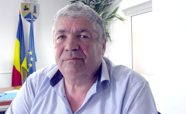 Un PRIMAR din Argeș a dat cu mașina primăriei peste o femeie