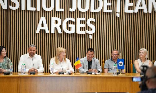 Delegațiile prezente la Festivalul Internațional "Carpați", momente emoționante la Consiliul Județean Argeș