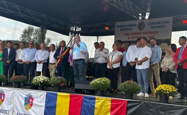 Ministrul Muncii, în horă alături de cetăţenii de la Vultureşti