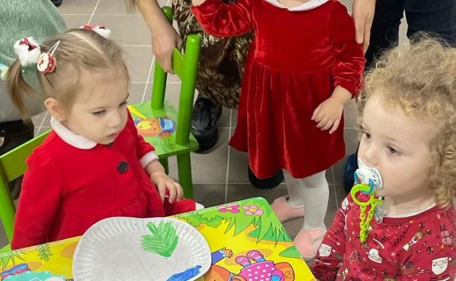 Primarul Dan Stroe, cadouri pentru copiii de la creşă