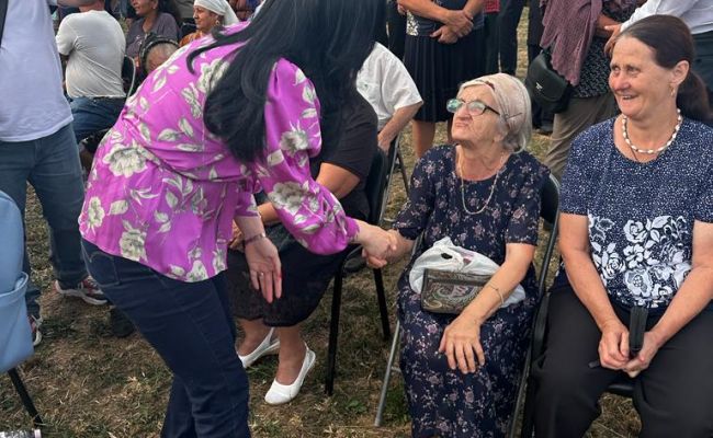 Ministrul Muncii, în horă alături de cetăţenii de la Vultureşti