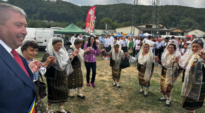 Ministrul Muncii, în horă alături de cetăţenii de la Vultureşti