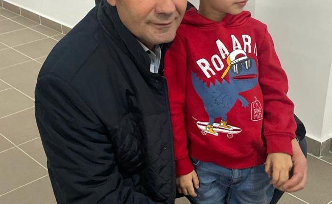Primarul Dan Stroe, cadouri pentru copiii de la creşă