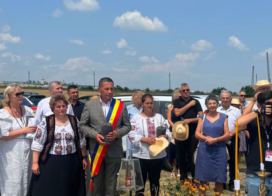Moment emoționant în comuna Bradu! A fost sfințită o troiță!