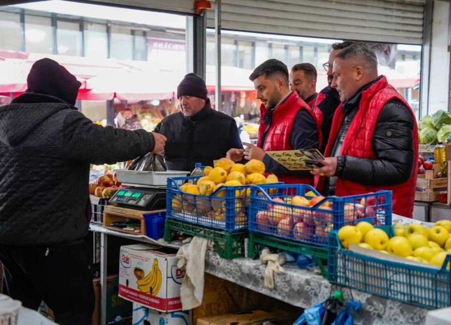 Echipa de parlamentari PSD Argeș, în piețele din Pitești! Proiecte concrete pentru susținerea producătorilor locali din județ