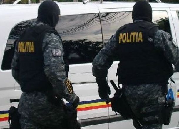 Trafic de DROGURI în Argeş! Patru persoane au fost ARESTATE