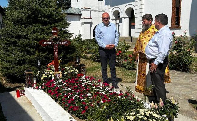 Ion Mînzînă, la mormântul părintelui Casian