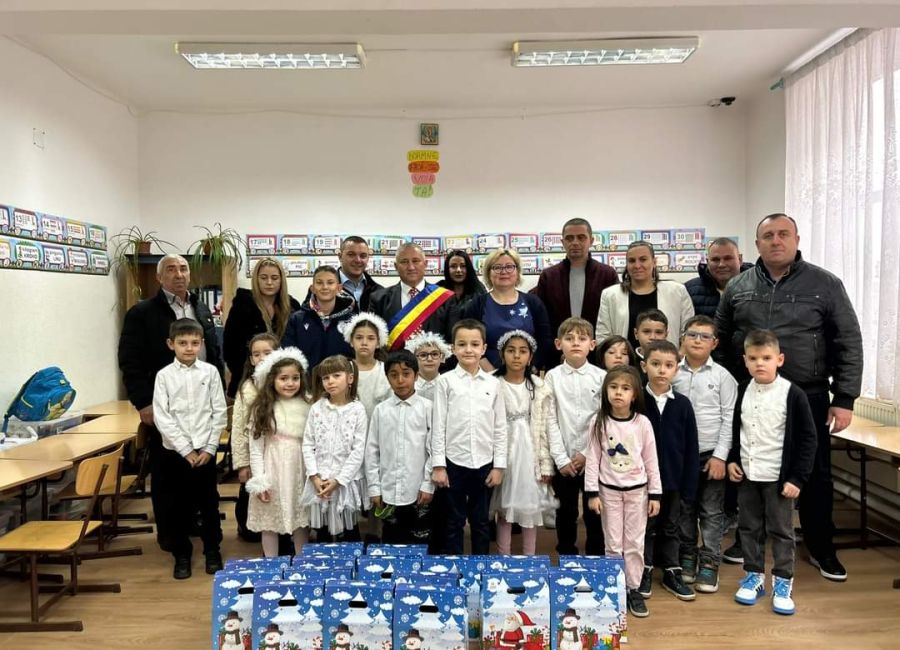 Primarul de la Oarja, cadouri pentru copiii din localitate