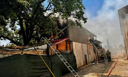 ACUM! Incendiu VIOLENT în Argeș! O persoană este RESUSCITATĂ