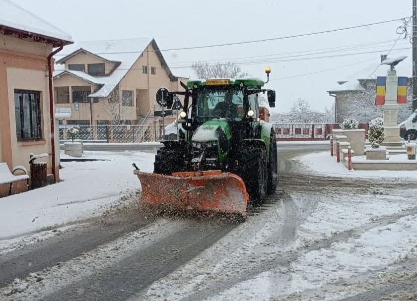 La Ștefănești se lucrează la deszăpezirea drumurilor!