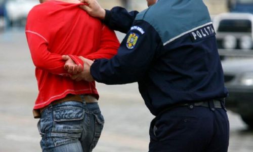 Piteştean REŢINUT după ce şi-a bătut soţia şi copilul
