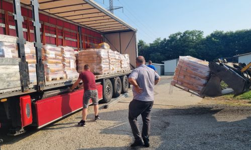 O nouă donație de hrană pentru animalele din adăpostul Mioveni