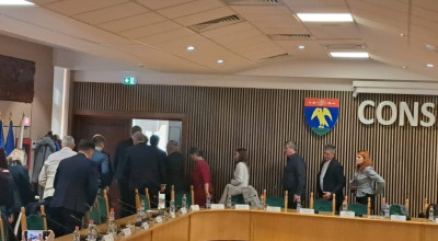 PENIBIL! Consilierii județeni PNL, USR și AUR sfidează argeșenii!