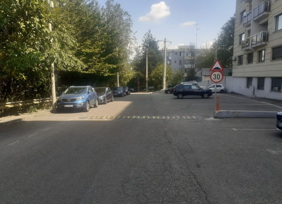 Limitator de viteză pe o stradă din Piteşti!