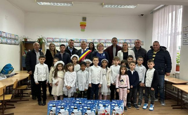 Primarul de la Oarja, cadouri pentru copiii din localitate