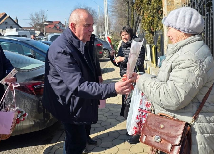 Primarul Nicolae Velcea a oferit flori doamnelor și domnișoarelor!