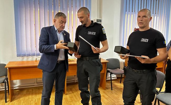 Primarul Gentea, diplome de onoare pentru doi poliţişti locali care au salvat viaţa unei femei