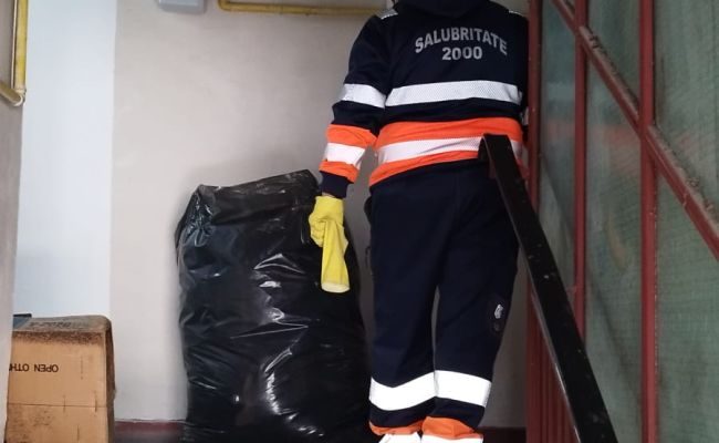 O profesoară din Pitești a ajuns să locuiască în condiții inumane