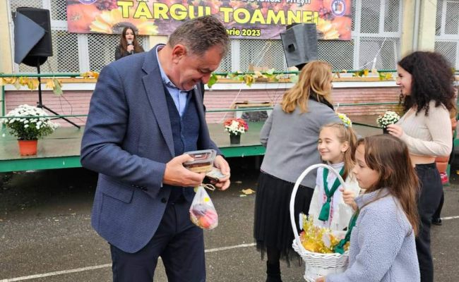 Primarul Cristian Gentea a fost prezent la Târgul de Toamnă al Școlii Gimnaziale "Nicolae Iorga"