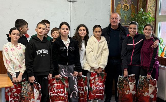 Primarul Nicolae Velcea a oferit daruri copiilor din Ștefănești!